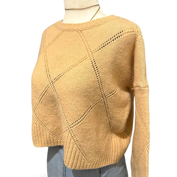 Beautiful cropped sweater made in Italy 💕 - Picture 1 of 8